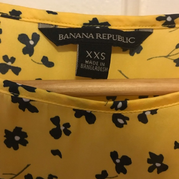 Floral Button-Shoulder Shell - Picture 4 of 6